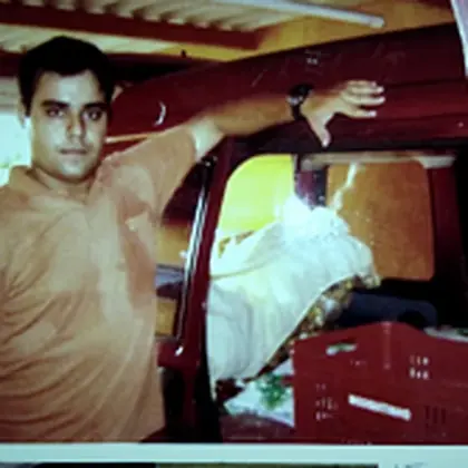 Aloísio em 2008 ao lado da van de entrega.